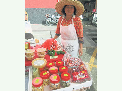  苏慧娟目前已经开始在巴刹售卖年饼。 