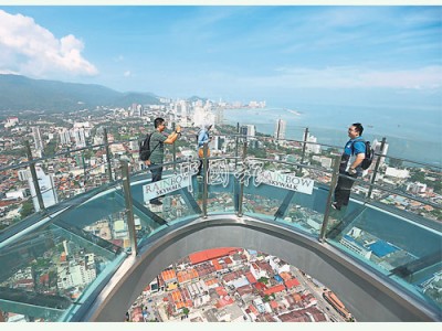 在空中步道上，可以眺望檳城美景。