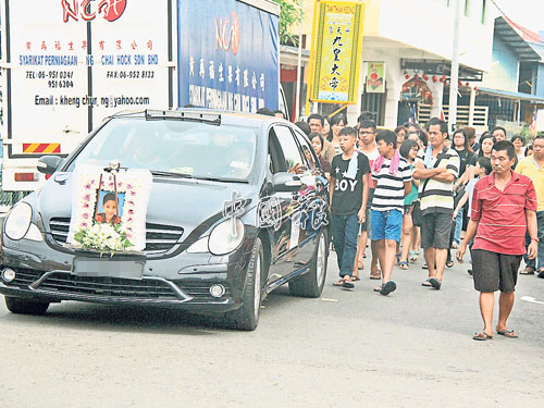  ■逾60名親友一路尾隨靈車，護送小死者走完人生的最後一程。