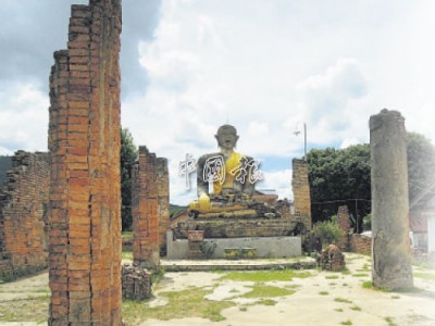 位于豐沙灣舊城的西普寺，上個世紀經過炮火洗禮，牆崩梁斷，屋頂也沒了，佛陀依然端坐堂內，似乎象征著寮國人頑強生存的精神。