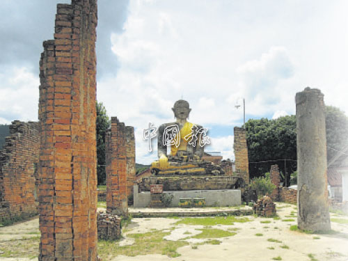 位于豐沙灣舊城的西普寺，上個世紀經過炮火洗禮，牆崩梁斷，屋頂也沒了，佛陀依然端坐堂內，似乎象征著寮國人頑強生存的精神。 