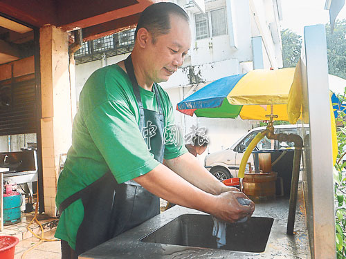  ■週一（19日）早上水勢逐漸變小，小販照常營業和洗刷容器。