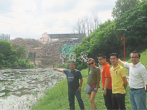  空地淪為垃圾場，市政局受促儘快處理，右起為遊佳豪、賴俊權、林文祥、潘素珠和潘英源。