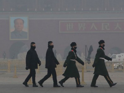 軍警周二在北京天安門戴著口罩巡邏。（路透社）