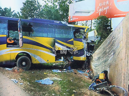  ■牆面處遺留長巴車頭強烈摩擦的痕跡。