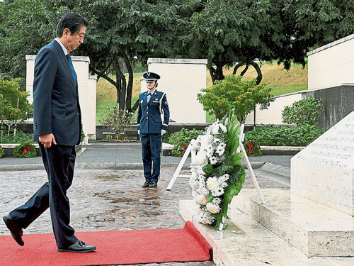  ■日本首相安倍晉三在太平洋國家紀念公墓獻花。（路透／美聯社） 