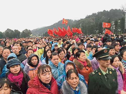  ■在韶山毛澤東廣場，擠滿前來拜祭的民眾。