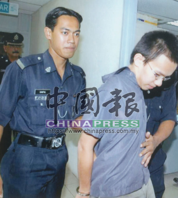 被告劉健文（譯音）被押往法庭接受審訊。