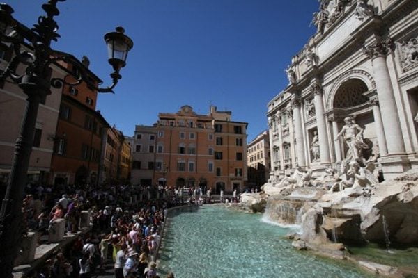 “许愿池”是罗马知名旅游景点。