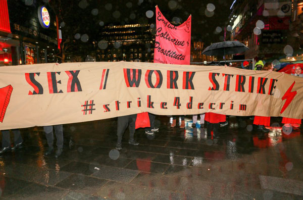英格兰卖淫者团结组织，于周五在英国伦敦莱切斯特广场游行，表达诉求。