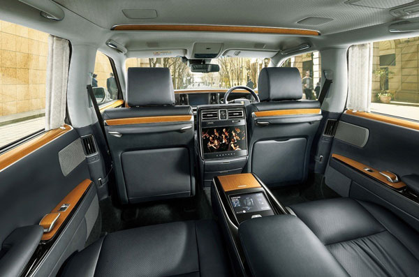丰田Century专车拥有相当宽敞舒适的车室空间。