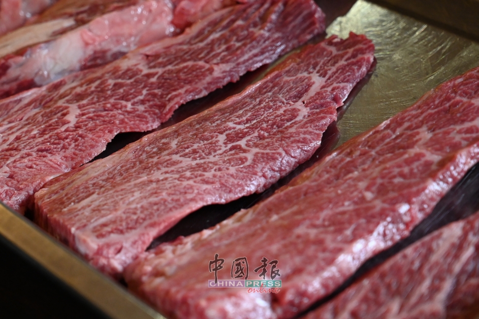 澳洲和牛M6等级的Chuck Rib Meat为牛肉中极品之一，日本人称“Sankaku”，喜欢切薄薄然后在石头火锅上烤来吃。雪花分布均匀，肉质极其鲜嫩多汁，入口甘香油化，如雪糕般细腻，让人回味无穷。