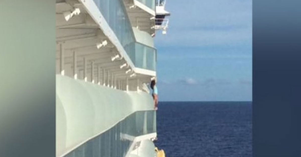 女子冒险爬到船舱阳台外自拍。该女随后被皇家加勒比国际游轮列入禁搭黑名单。
