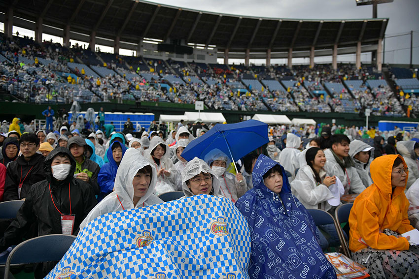数百人在雨中聆听方济各演讲。（法新社）