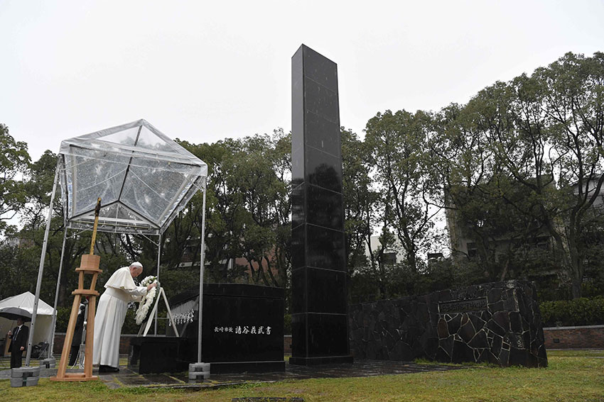 方济各在和平纪念碑前深深敬礼并献花，为原爆受难者默哀。（法新社）