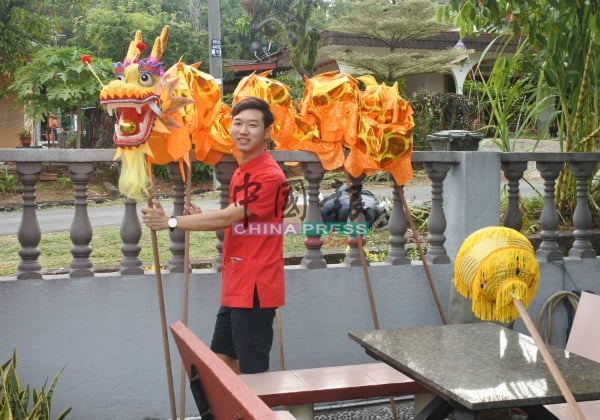 黄尊泰在住家前摆放舞龙用具，不但作为装饰，还可即兴舞龙。