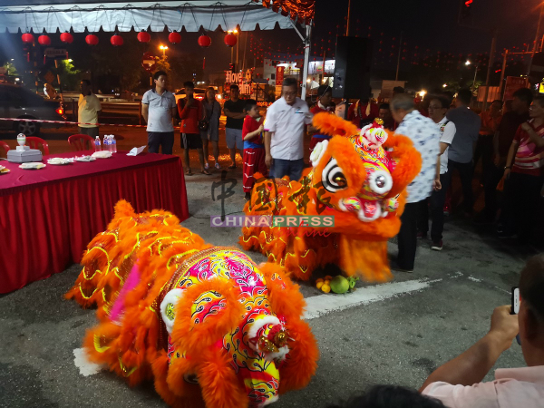 舞狮到场助兴，场面热闹。