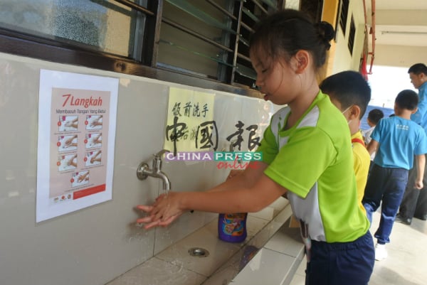 学生在用餐前及如厕后，都会以正确的7个步骤洗手。