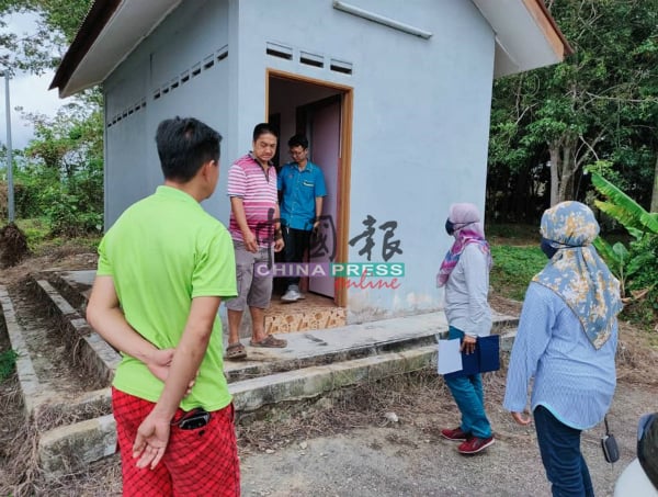 杨广成（左2起）、陈狄源等官员，到广西重组村巡视维修民众会堂旁的厕所工程。