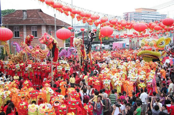 去年多头醒狮闹元宵热闹场面。