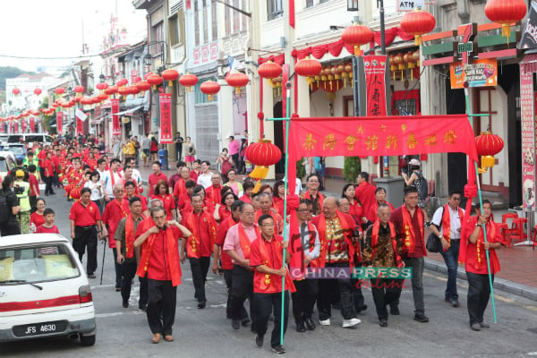 2019年“迎灯”游行队伍，浩浩荡荡在老街游行（档案照）。