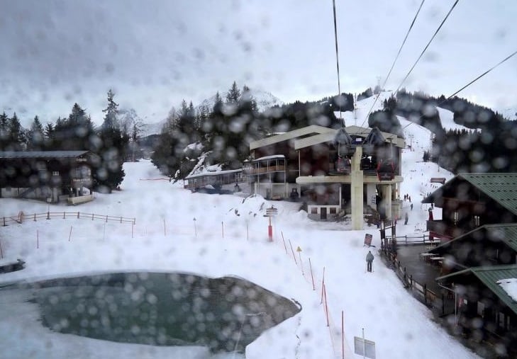 法国东南部莱孔塔米讷蒙茹瓦的滑雪场木屋。法国东南部莱孔塔米讷蒙茹瓦的滑雪场木屋。