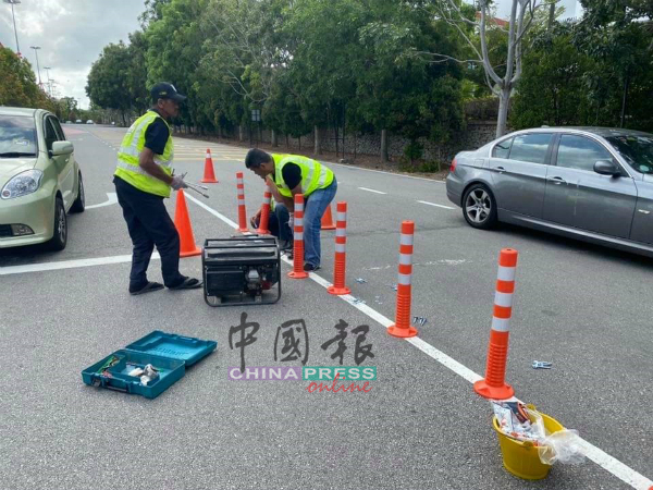 甲公共工程局在该路口安装了警示柱禁止车辆U转，惟仍然有许多车主违规U转。