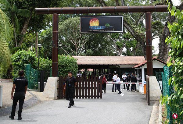 用作政府隔离设施的樟宜第二公务员俱乐部守卫森严，有多名保安人员和警员驻守。 