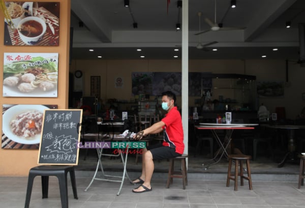 配合行动管制令，甲州餐饮业纷纷收起桌椅，仅限打包。