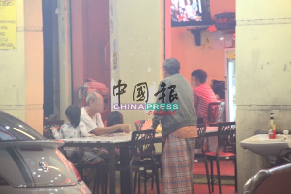 皇冠广场一家东炎店铺无视行动管制令，照常让老少食客堂食。