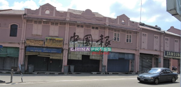 除了药剂行、杂货店、巴刹及购物商场，野新老街的店铺都已经关闭。