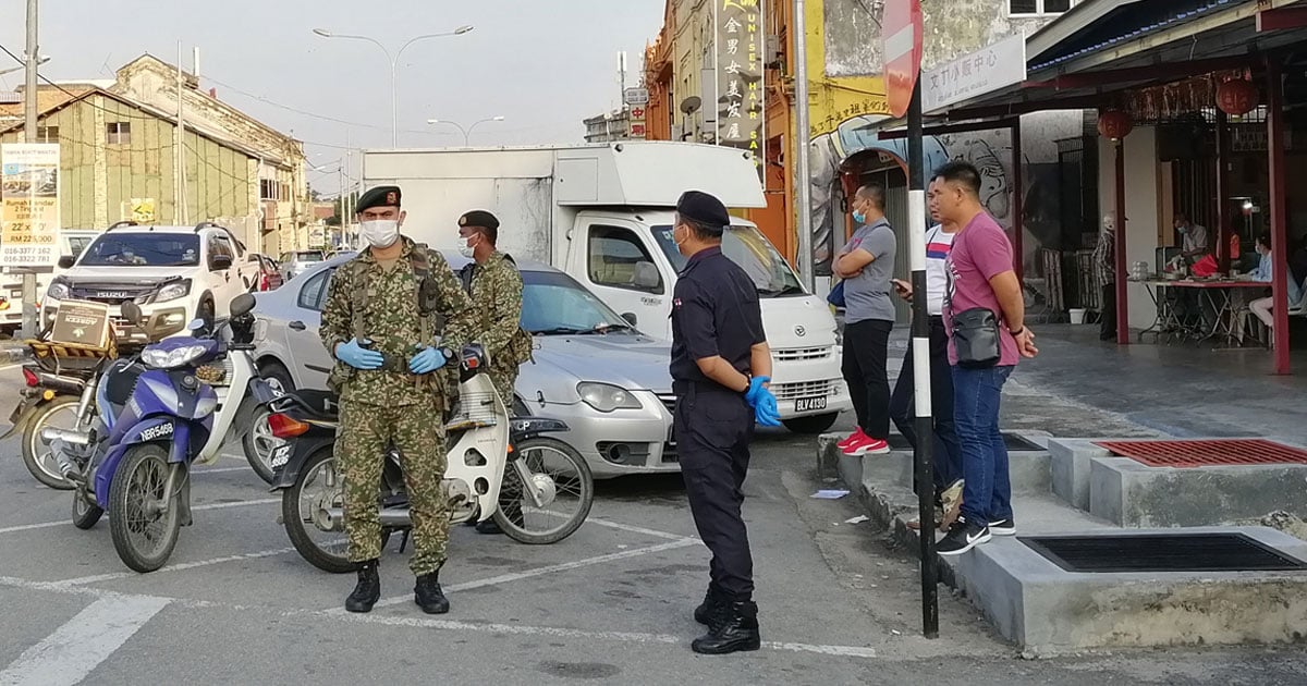 便衣警员和军警在小贩中心外巡逻，忠告聚集市民不可聚集闲聊。