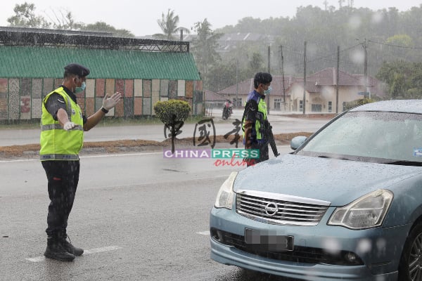 军警雨中执勤，坚守岗位。