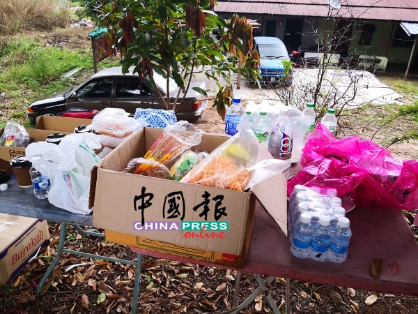 热心人士送上的食物及饮料。