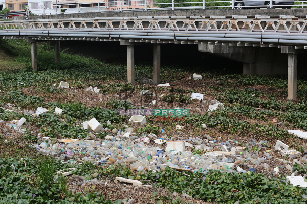 河道上遍布塑料品垃圾，严重污染河道清洁。