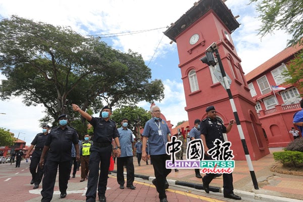 末卡欣（右起）陪同韩查再努丁等，走在空旷的红屋荷兰广场。