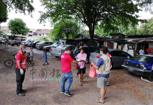 邱培栋赞助早餐和午餐给10名面对三餐不继的贫户，甲市区国会服务中心的团队协助送上食物。