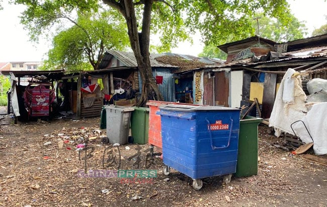 甘榜爪哇木屋区居住环境非常简陋，空间也窄小，大多数是低收入家庭及单身老人居住。