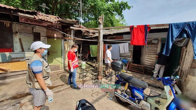 一些住户因受空间的限制，无法煮食，甲市区国会服务中心在周日（5日）上门送乾粮。