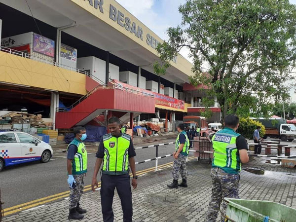 芙蓉市政局每天至少有250人驻守在各区的公共场所，监督社区防疫工作。