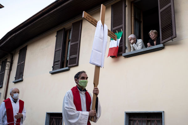 周五在意大利北部小镇蔓塔，神父戴着口罩进行复活节仪式。