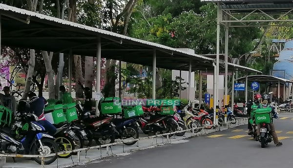 爱极乐永旺购物中心在停车场准备了一个空间，让送餐员等候订单。