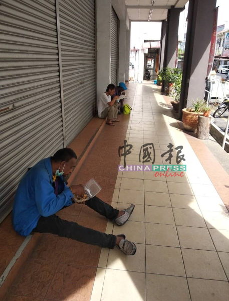 管制令一再延迟，影响了手停口停及贫户，需要援助及爱心饭盒的人士增加。