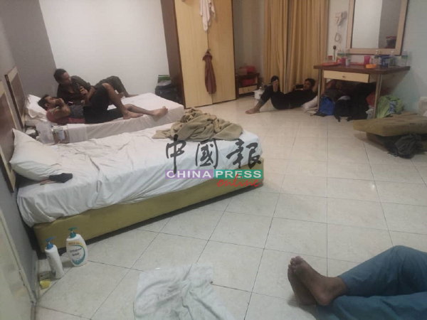 11名巴基斯坦籍外劳同住在空间狭窄的公寓单位内，卫生情况也不理想。