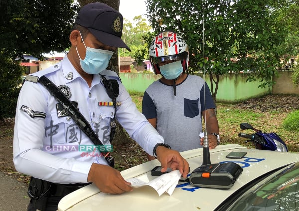 警方向无驾驶执照及违反行动管制令的男子，发出罚单。