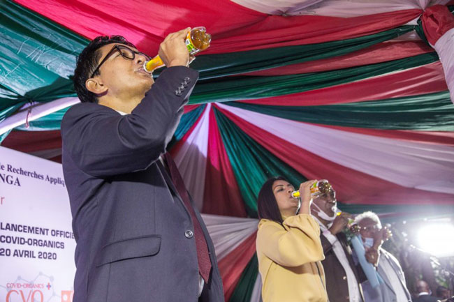 马达加斯加总统拉乔利纳（左）声称药草茶可治愈新冠肺炎并当场畅饮。