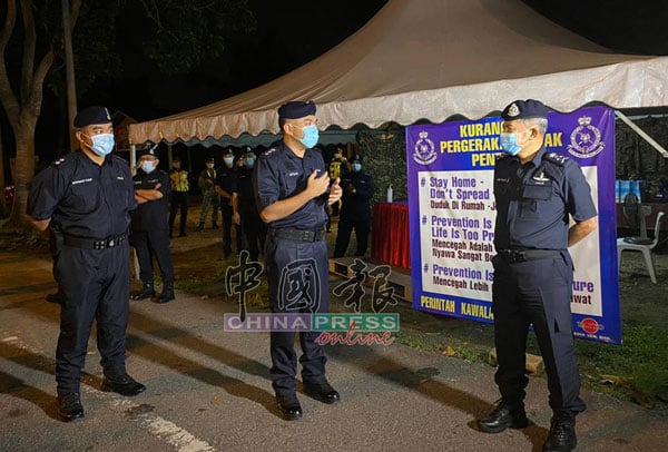 阿都拉欣嘉化（右起）聆听阿夫查尼查等警官，汇报“新冠肺炎行动”路障情况。