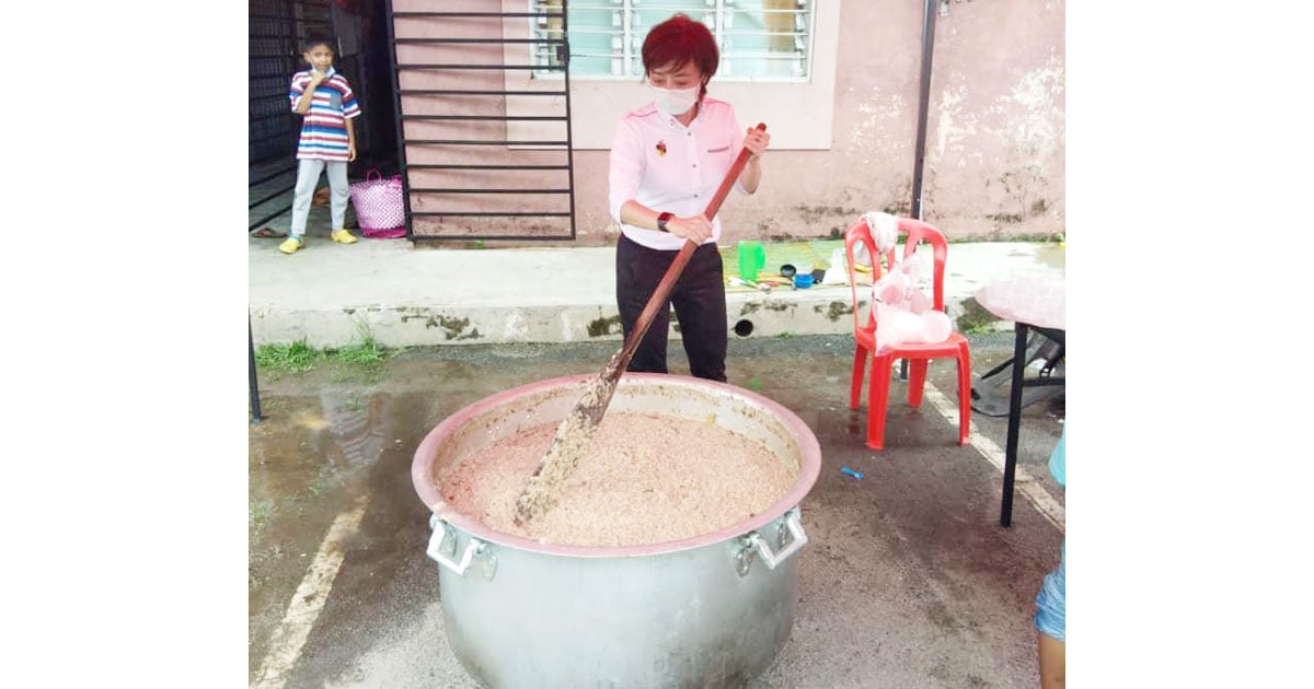 陈丽群也协助烹煮斋月粥。