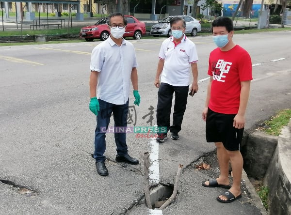 林晋邦（右起）说，路坑越来越大洞，威胁安全，左起刘志良及陈劲源。