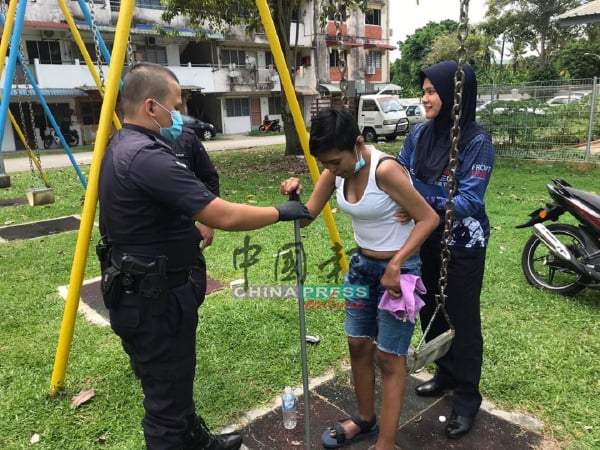 警员将女子带返警局，并协助她找出家属。